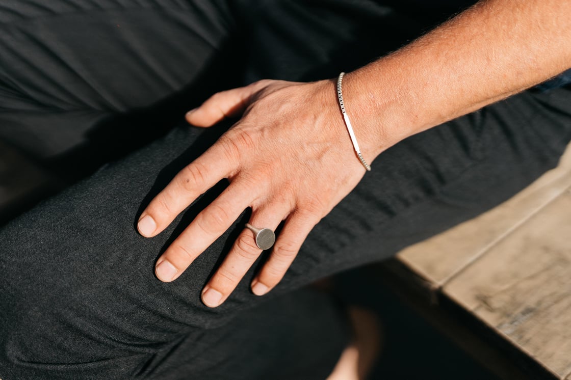 Elisa Lee Mannenjuwelen © Frankie and Fish - Shifted R6 Ring & Ward Bracelet