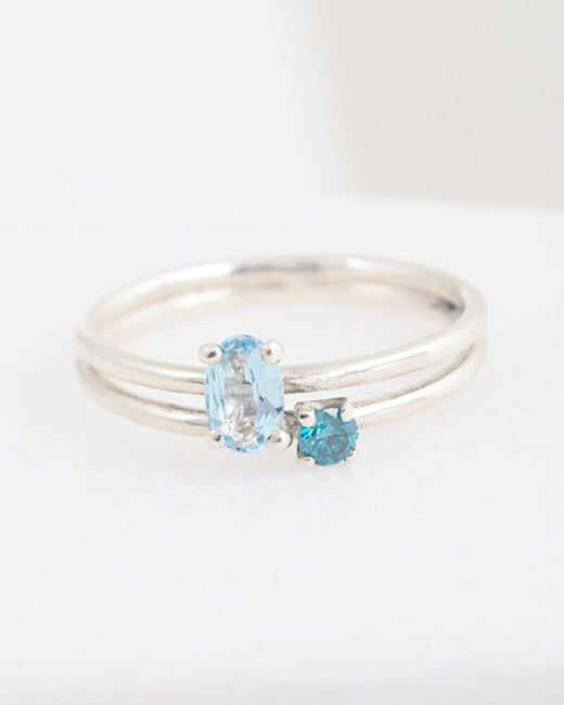 elisa-lee_lux_mini_oval_aquamarijn_ring_18K-WG_small_2022-05-18-131412_uzko-2-1
