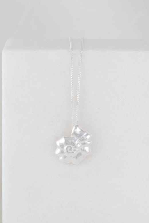 elisalee x tom eerebout_the shell halssnoer_zilver vanaf 400 euro - 18k goud vanaf 1850 euro