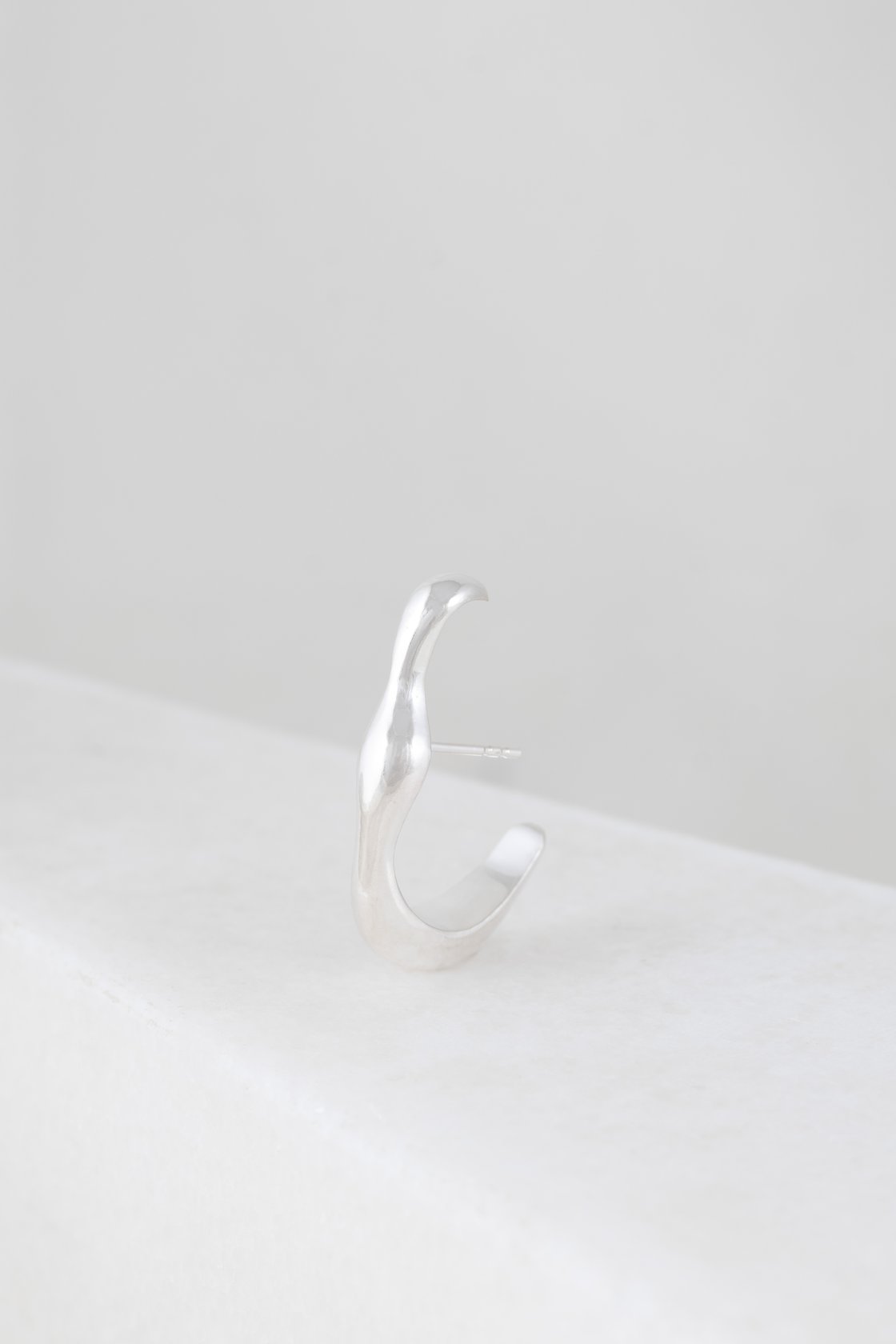 elisalee_flux long_oorbel_zilver vanaf 175 euro per stuk_18k goud vanaf 1400 euro per stuk_(1)-1